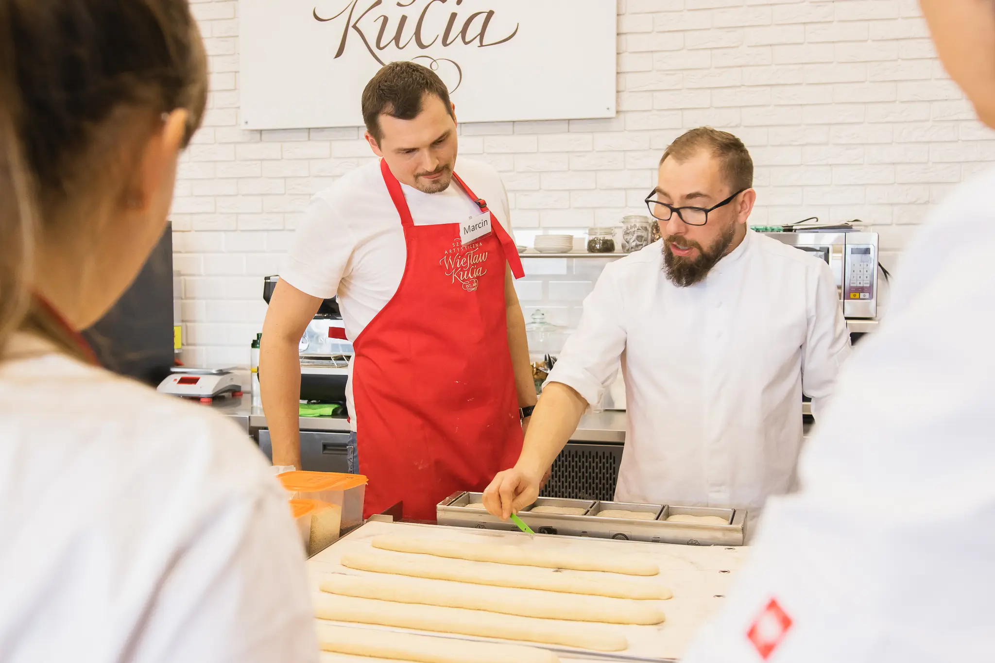 Wiesław Kucia mistrz piekarstwa i cukiernictwa uczy piec bagietki