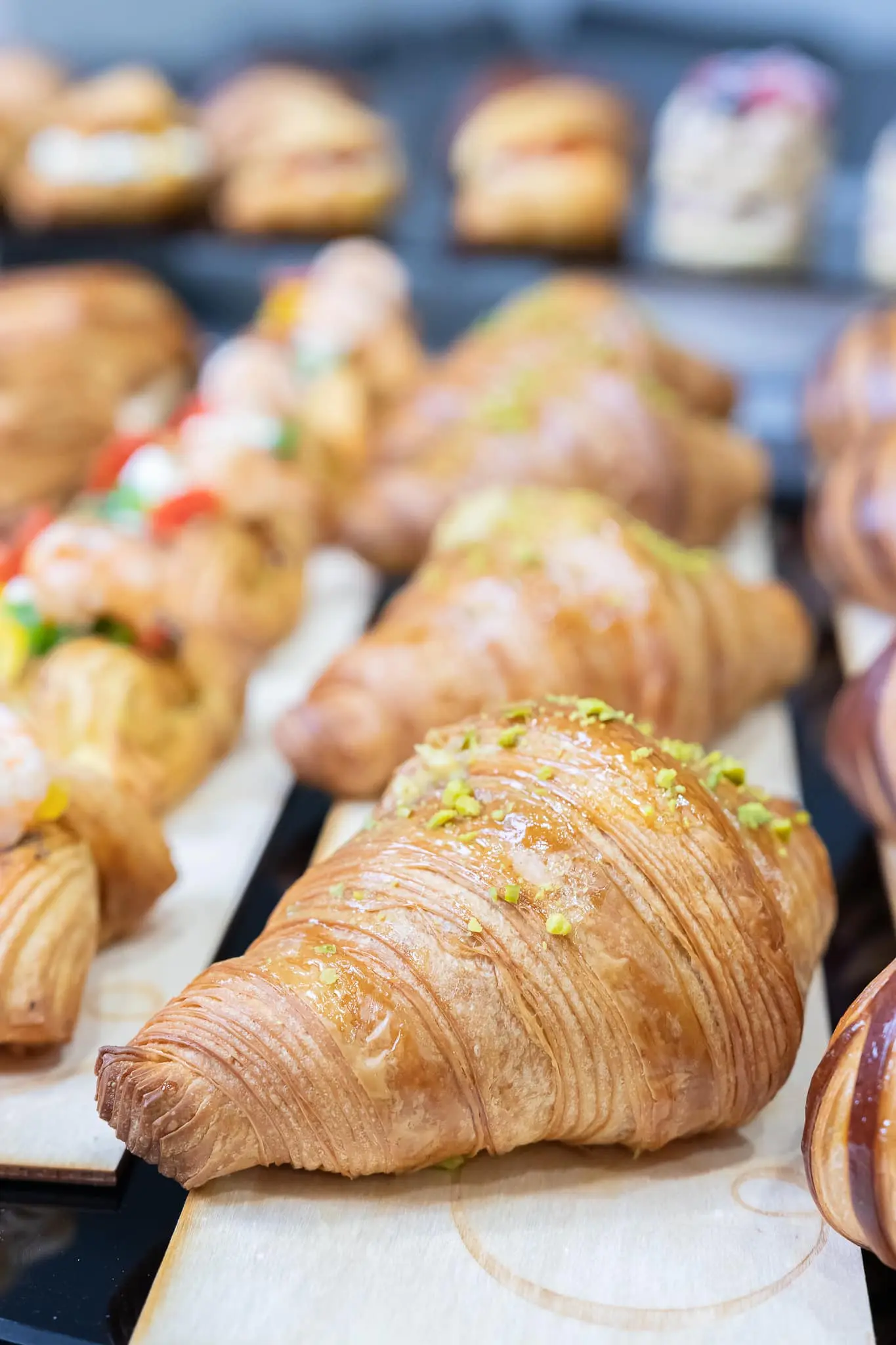 5990 Szkoła Artystyczna Wiesław Kucia - croissant posypany pistacjami