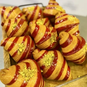 5990 Szkoła Artystyczna Wiesław Kucia - dwukolorowe croissanty posypane pistacjami