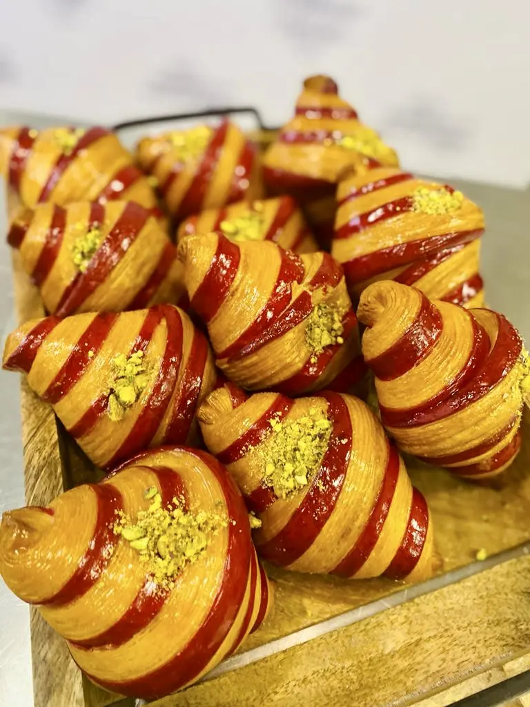 5990 Szkoła Artystyczna Wiesław Kucia - dwukolorowe croissanty posypane pistacjami