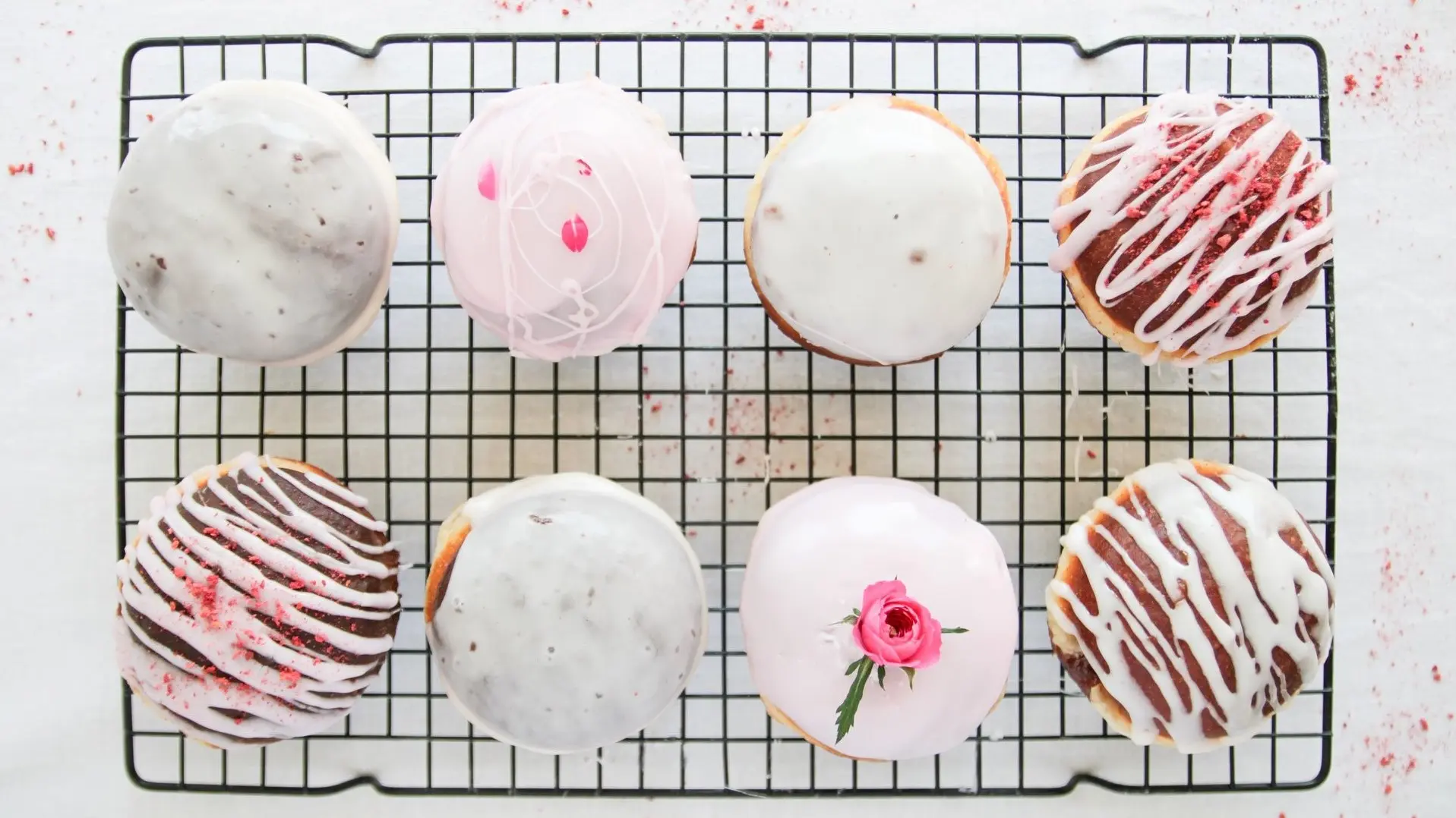 5093 Szkoła Artystyczna Wiesław Kucia - paczki w różowej pomadzie z kwiatami