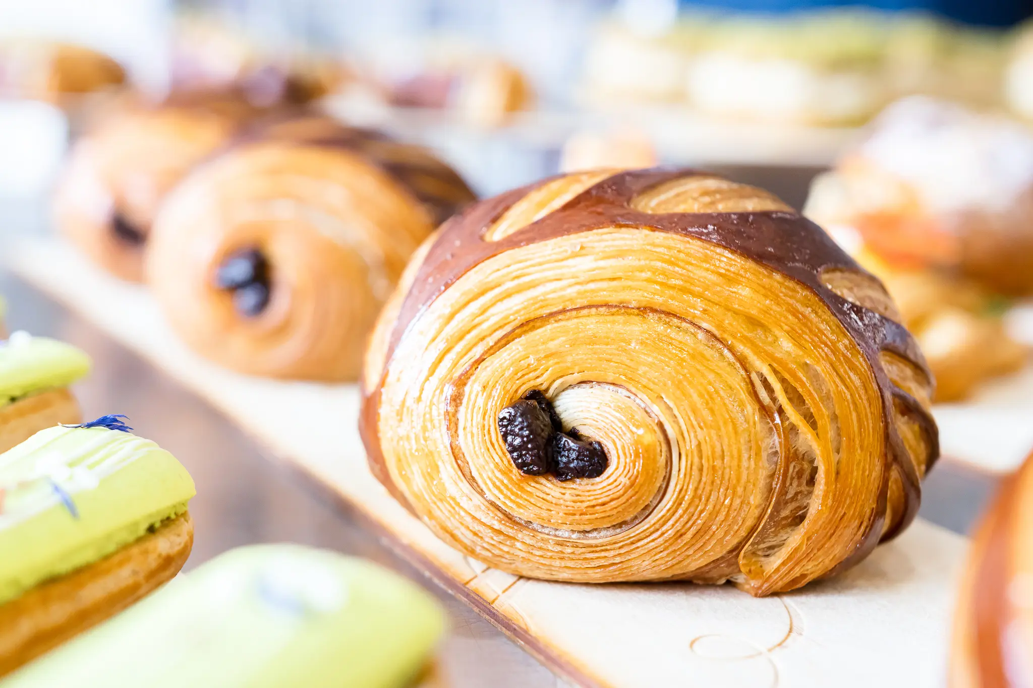 1977 Szkoła Artystyczna Wiesław Kucia - pain-au-chocolat bułeczka wypiek laminowany z czekoladą