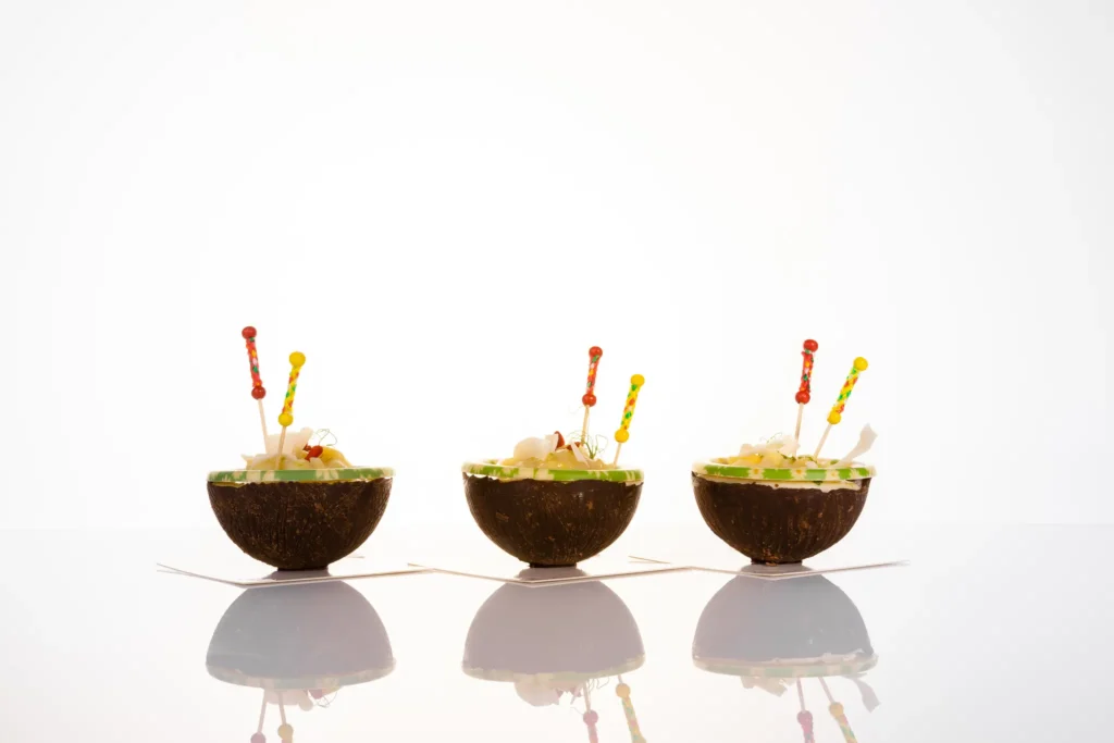 Monoporcje wegańskie jak kokos z dekoracją