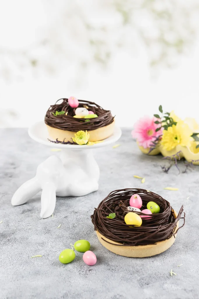 Desery wielkanocne na paterce z kwiatami