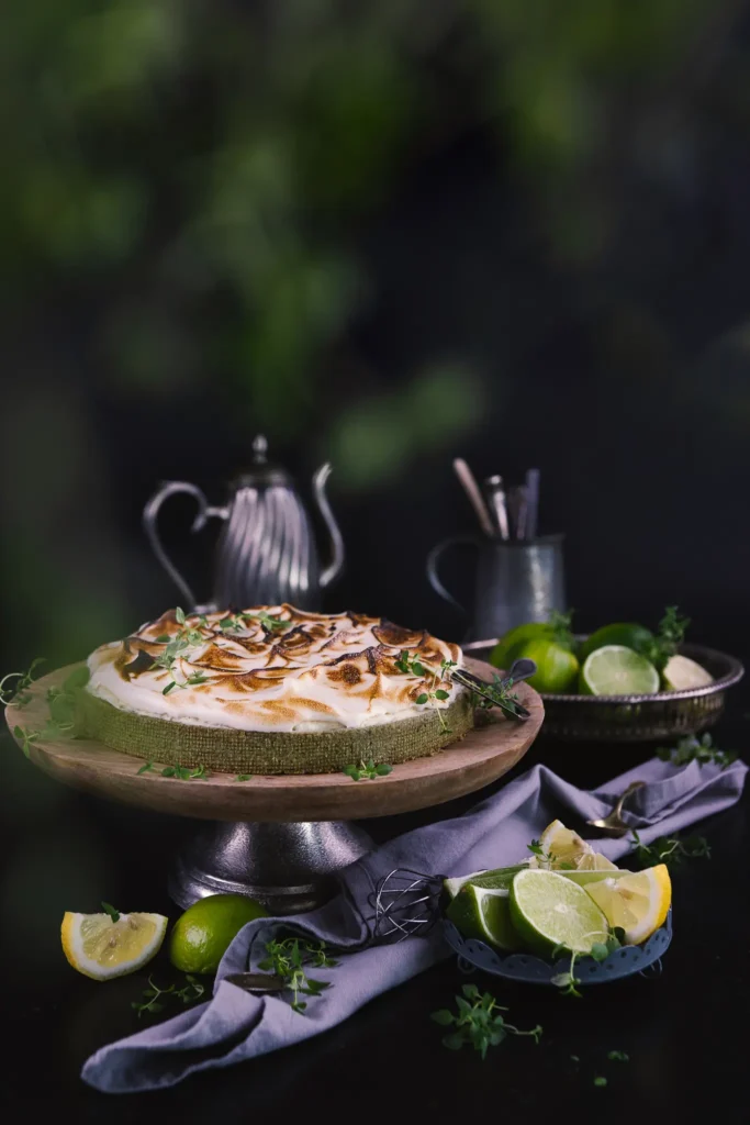 Wegańska tarta cytrynowa w stylu dark mood z odcieniami szarości