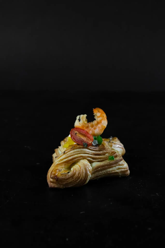 Ciasto półfrancuskie wytrawne z krewetką i warzywami