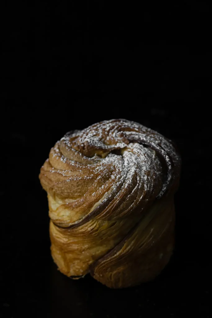 Cruffin na czarnym tle