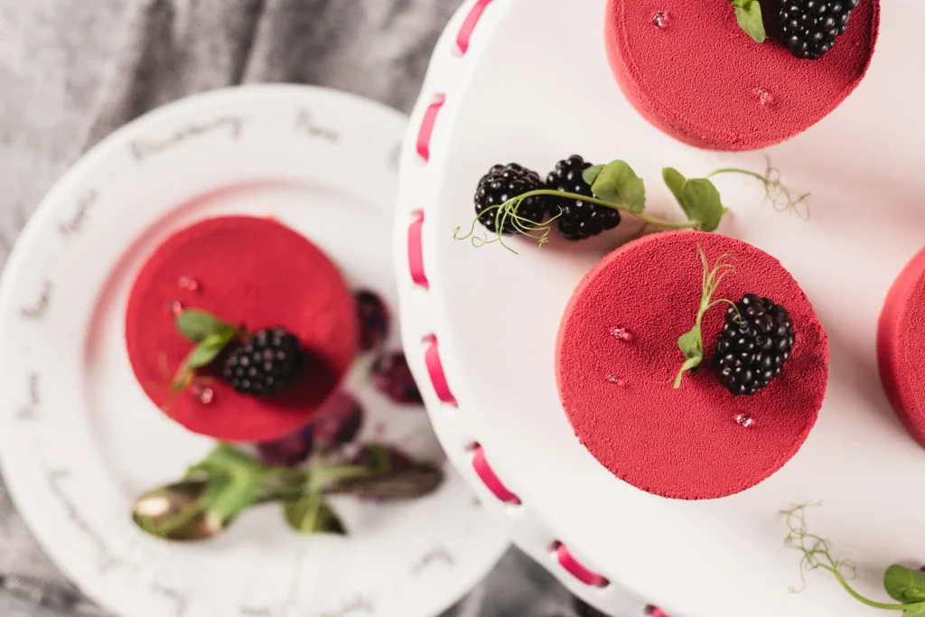 Czerwona monporcja z jeżynami i groszkiem na paterze