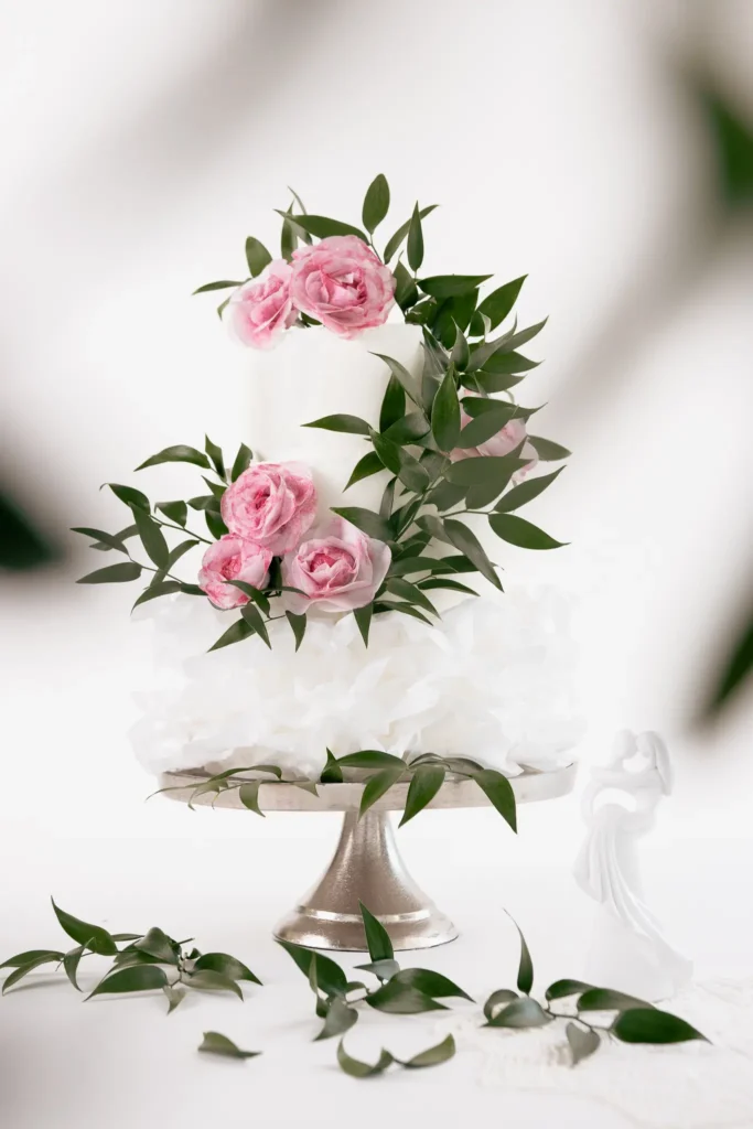 Tort weselny z różowymi kwiatami i liśćmi