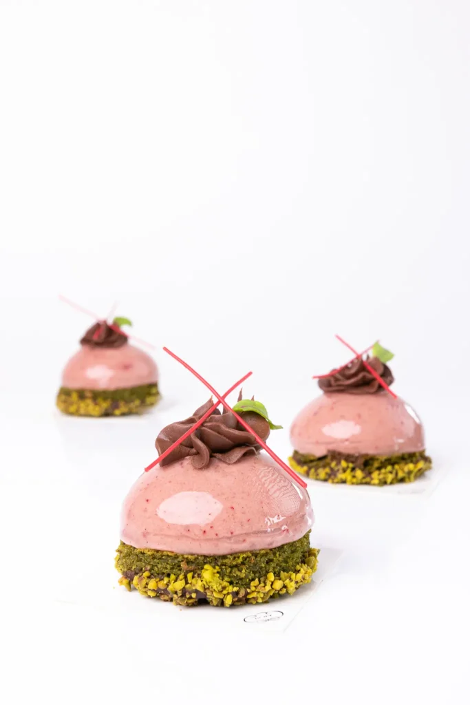 Monoporcja wegańska różowy deser z pistacjami