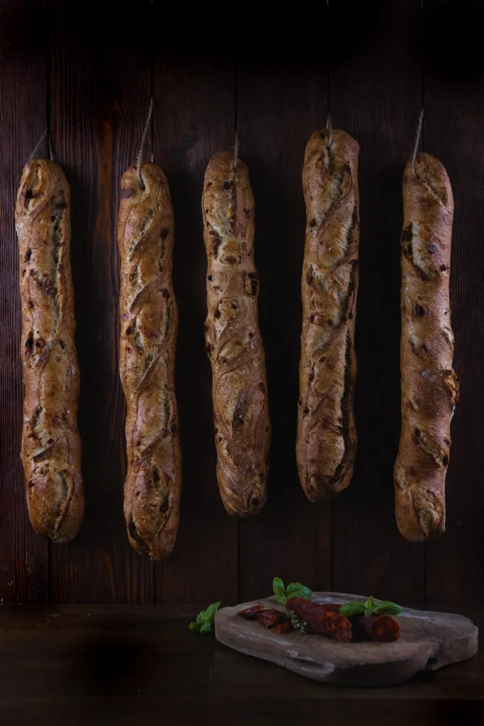 Bagietki wytrawne zawieszone na drewnianej desce