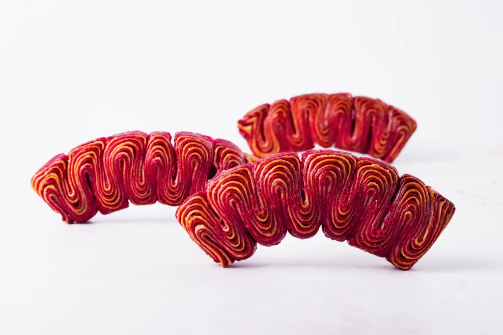 Ciasto półfrancuskie dwukolorowe na białym tle