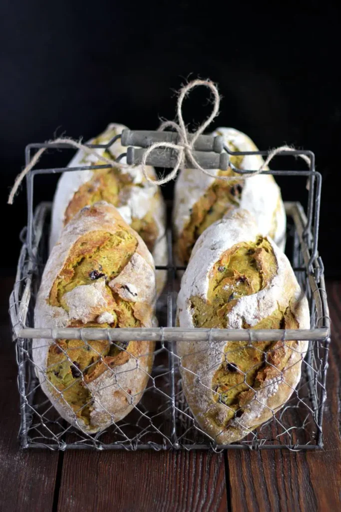 Chleb z kurkumą w drucianym koszyku