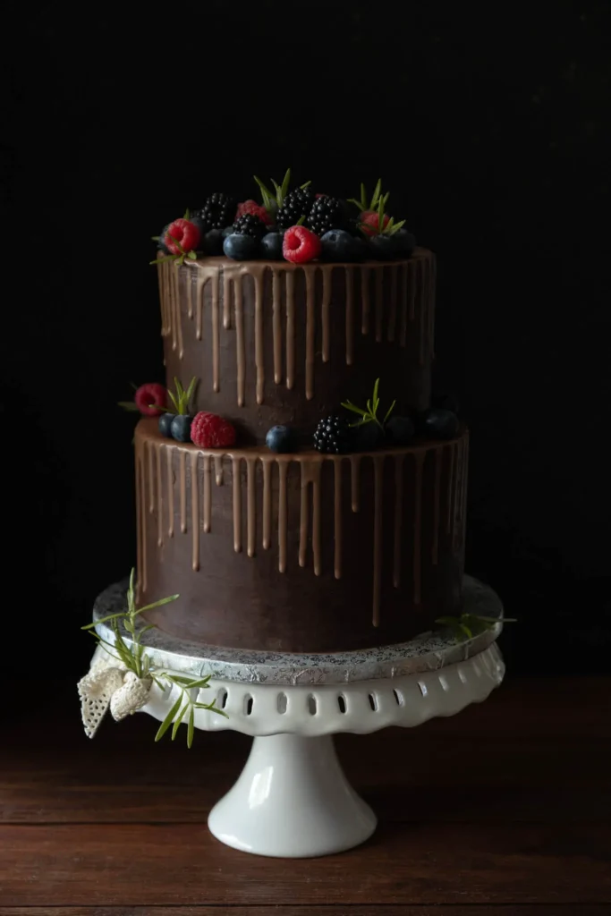 Tort czekoladowy z owocami na ciemnym tle