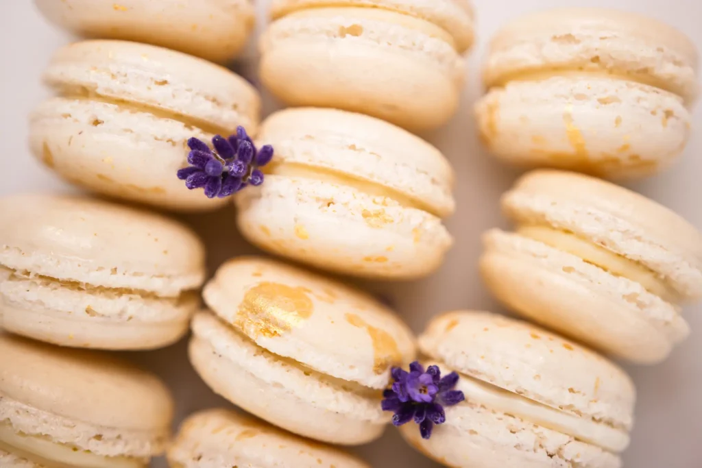 Makaroniki w naturalnym kolorze ozdobione kwiatami lawendy