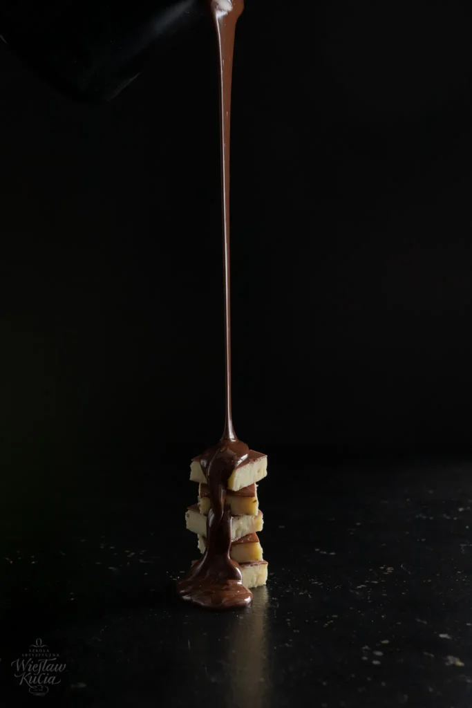 Lejąca się czekolada na ciemnym tle