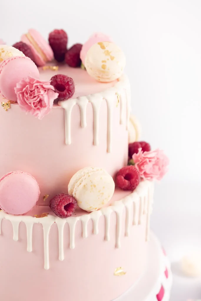 Tort piętrowy z dripem na białym tle