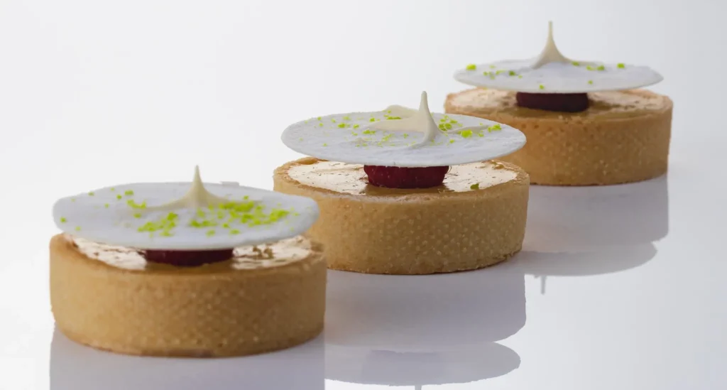 Tarty cytrynowe z malinami i dekoracją z czekolady