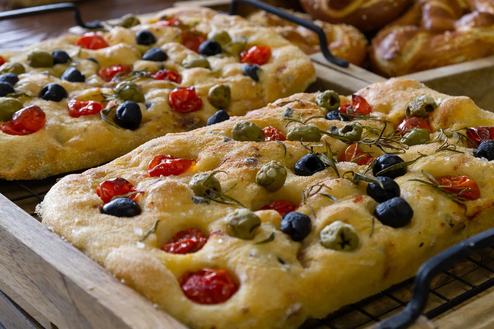 Szkoła Artystyczna Wiesław Kucia - focaccia z pomidorkami i oliwkami na ciepło