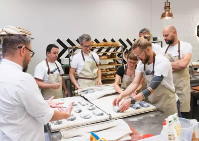 Wiesław Kucia prowadzi szkolenie piekarnicze w Szkole Artystycznej w Lublinie