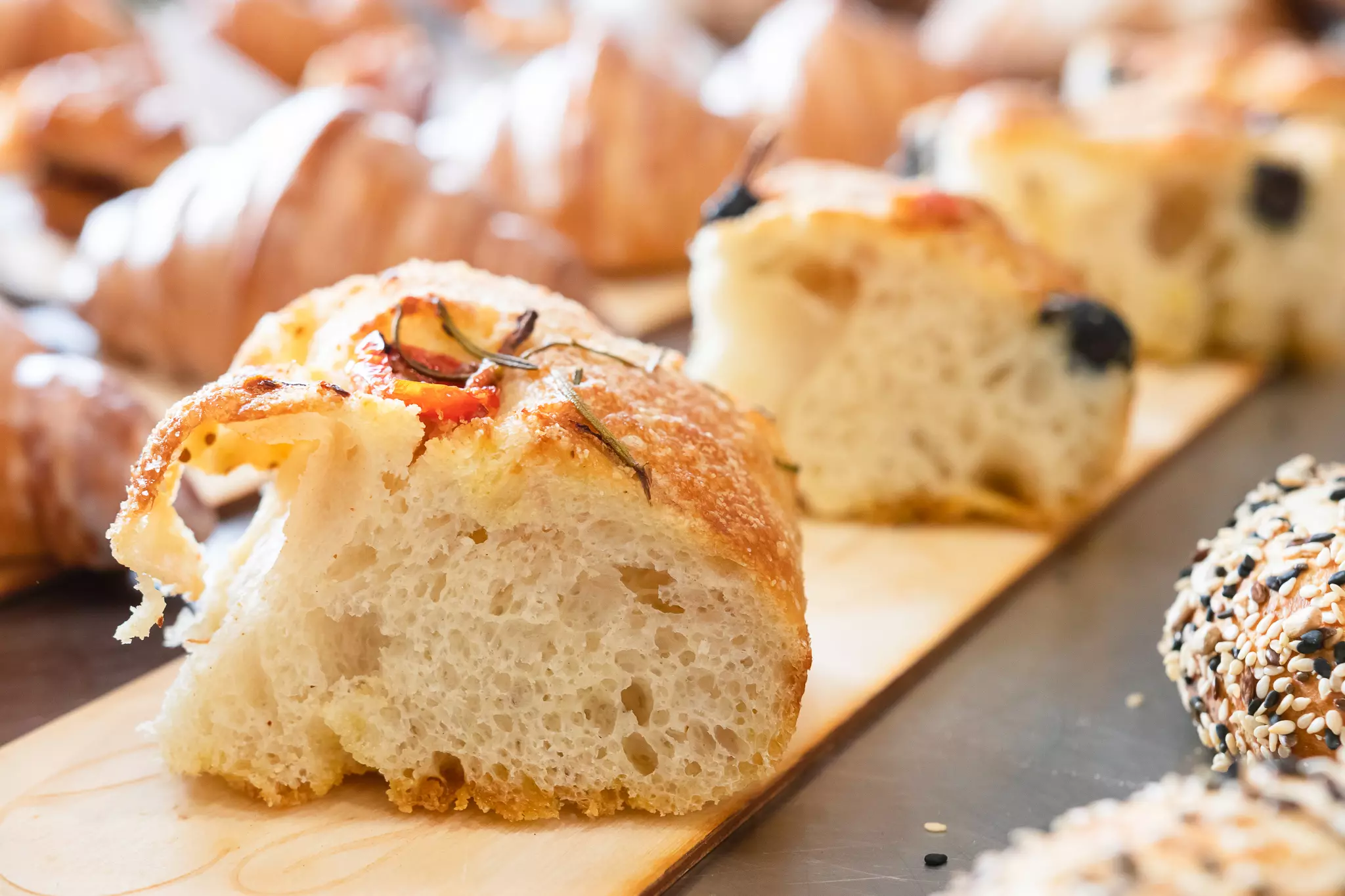 Focaccia z oliwkami i pomidorkami na szkoleniu z pieczywa włoskiego