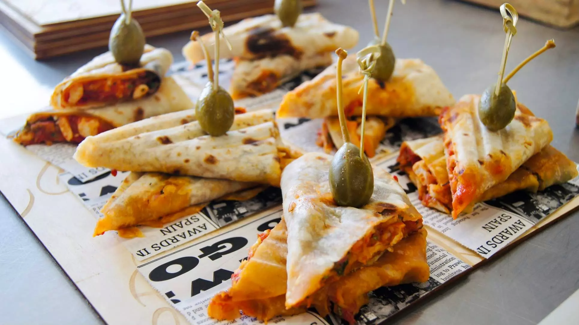 Kanapki tortilla z kaparami na włoskie śniadanie