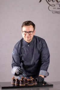 Cukiernik Jakub Janiuk trener szkoleń cukierniczych w Szkole Artystycznej w Lublinie