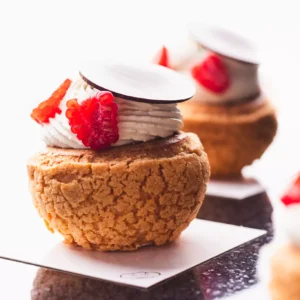 Ptyś z kremem waniliowym i owocami