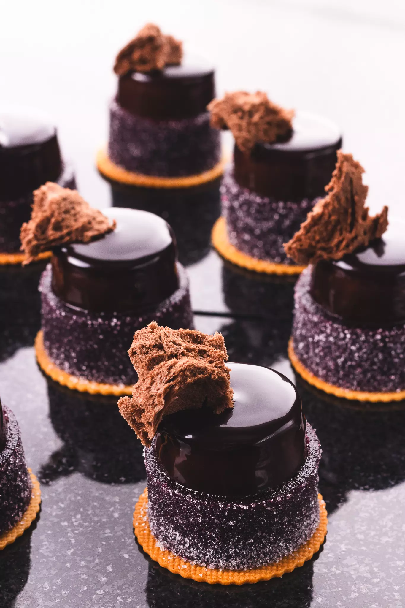 Monoporcja czekoladowa na kruchym spodzie z mirror glaze i gąbką czekoladową