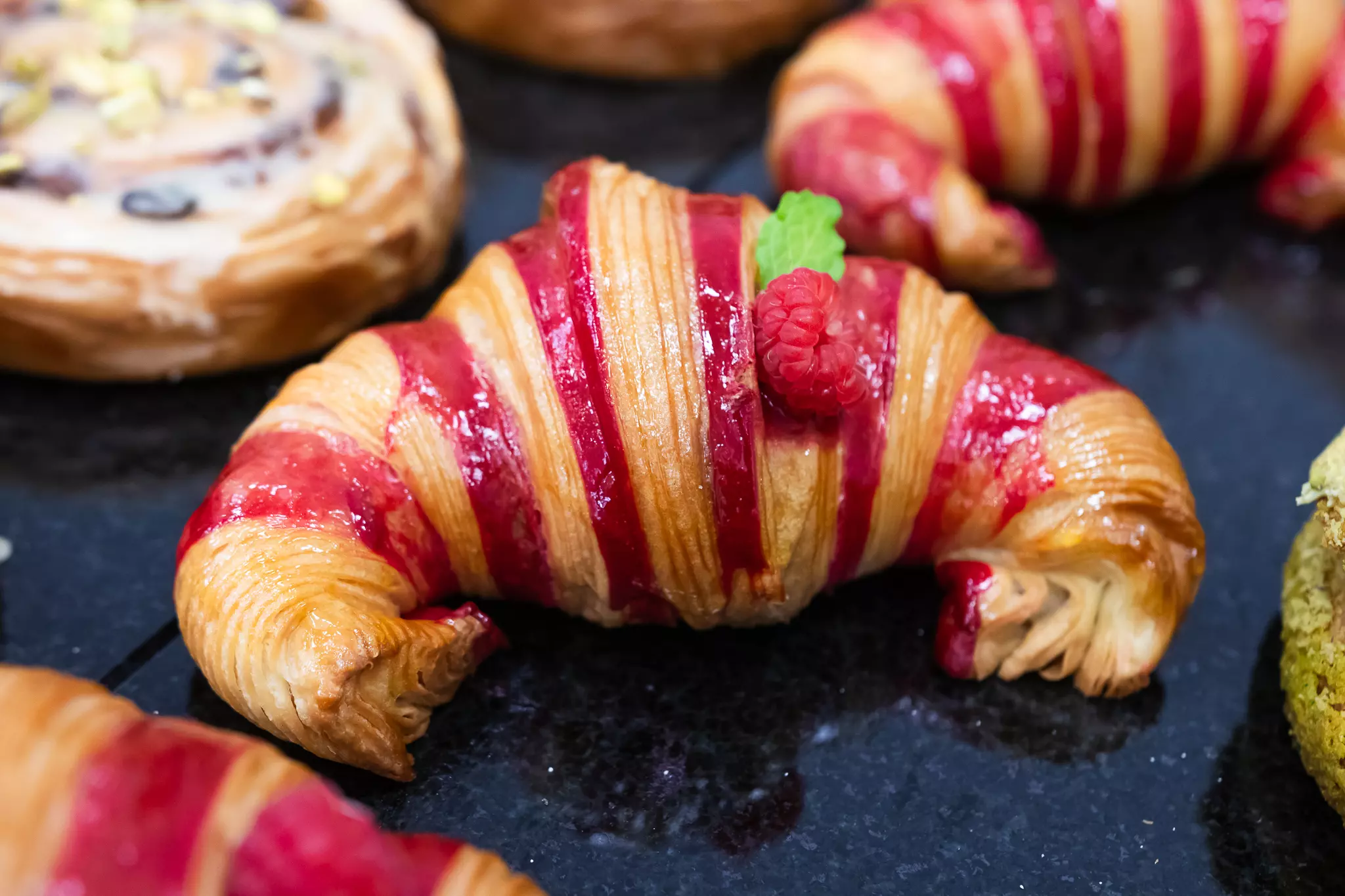 Rogal croissant z ciasta półfrancuskiego dwukolorowego