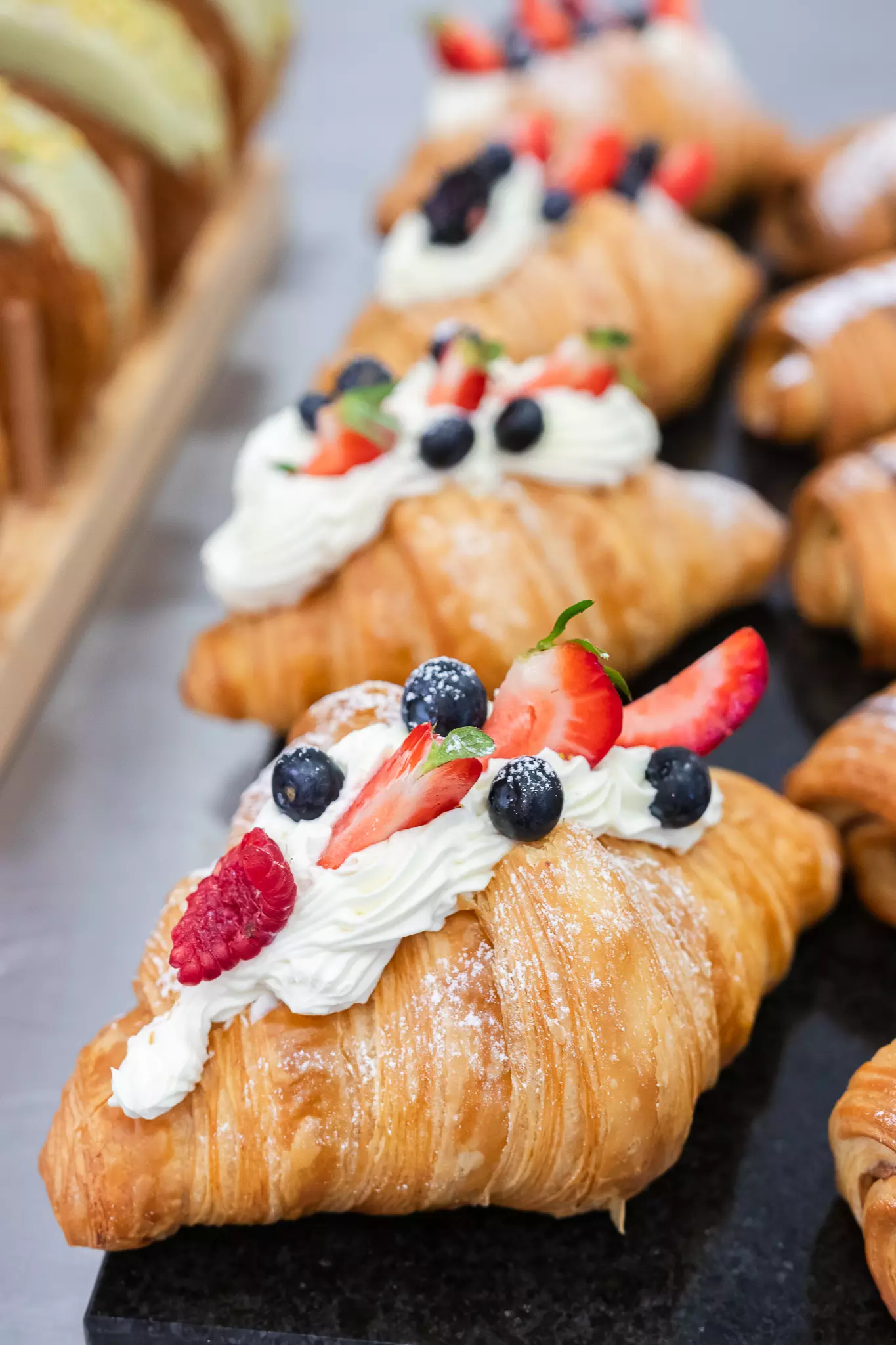 Croissant laminowany z kremem śmietankowym i owocami sezonowymi