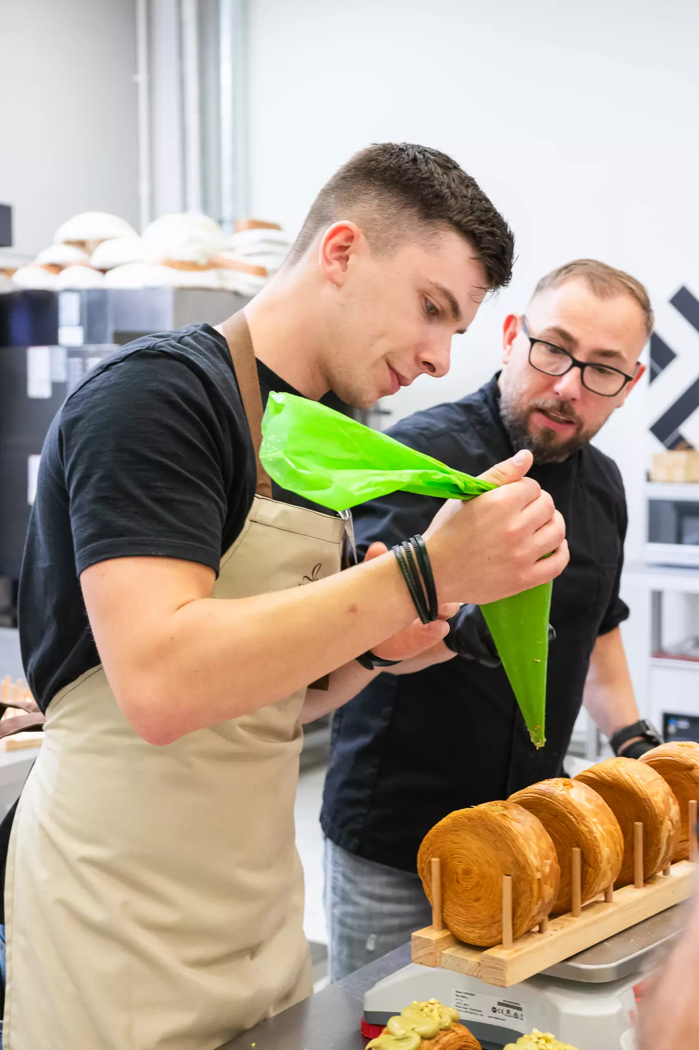 Wiesław Kucia na szkoleniu w Lublinie uczy jak wyrabiać ciasto na croissanty i new york rollsy