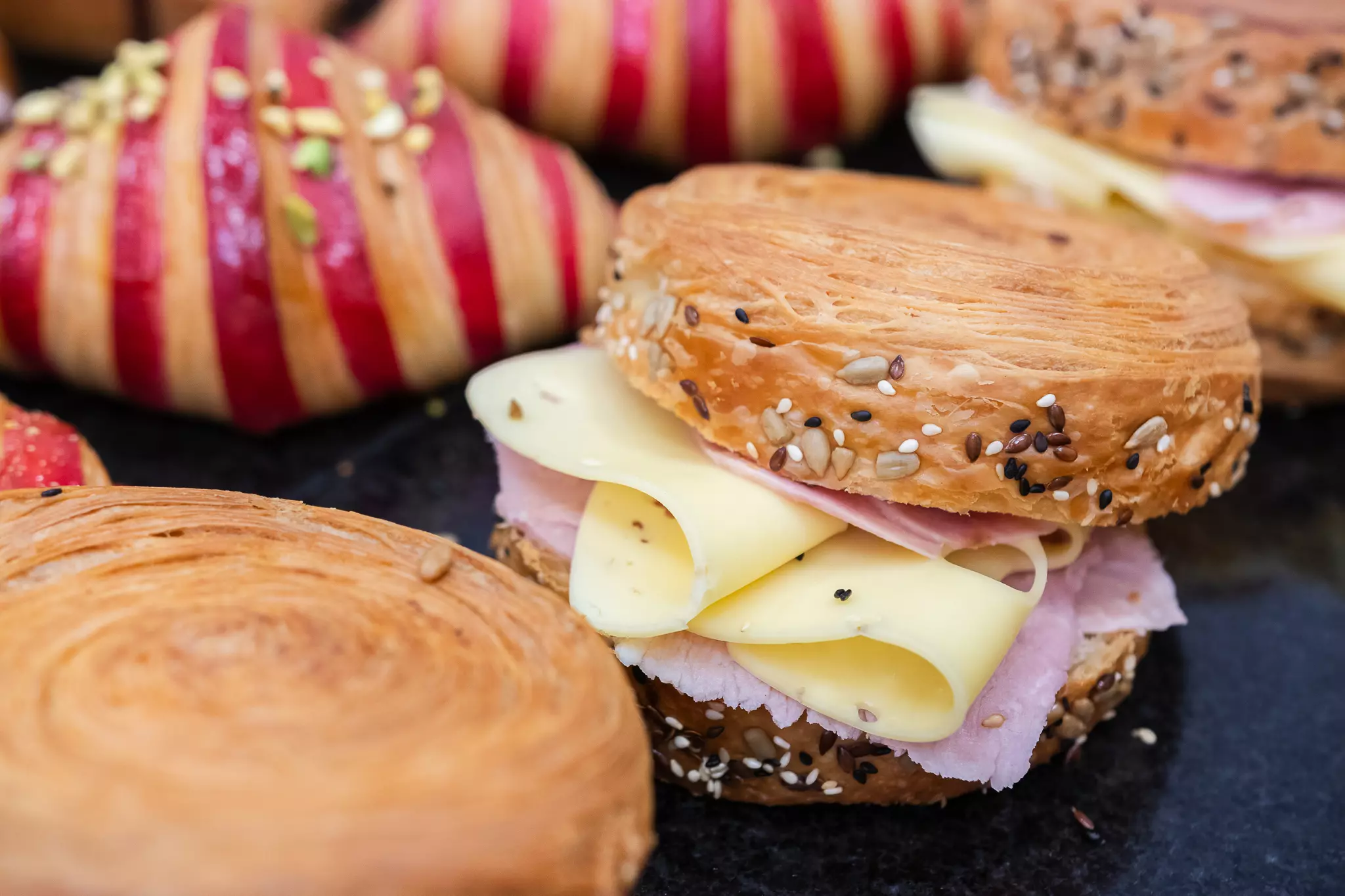 Kanapka z new york rollsa z ziarnami z szynką cotto i serem