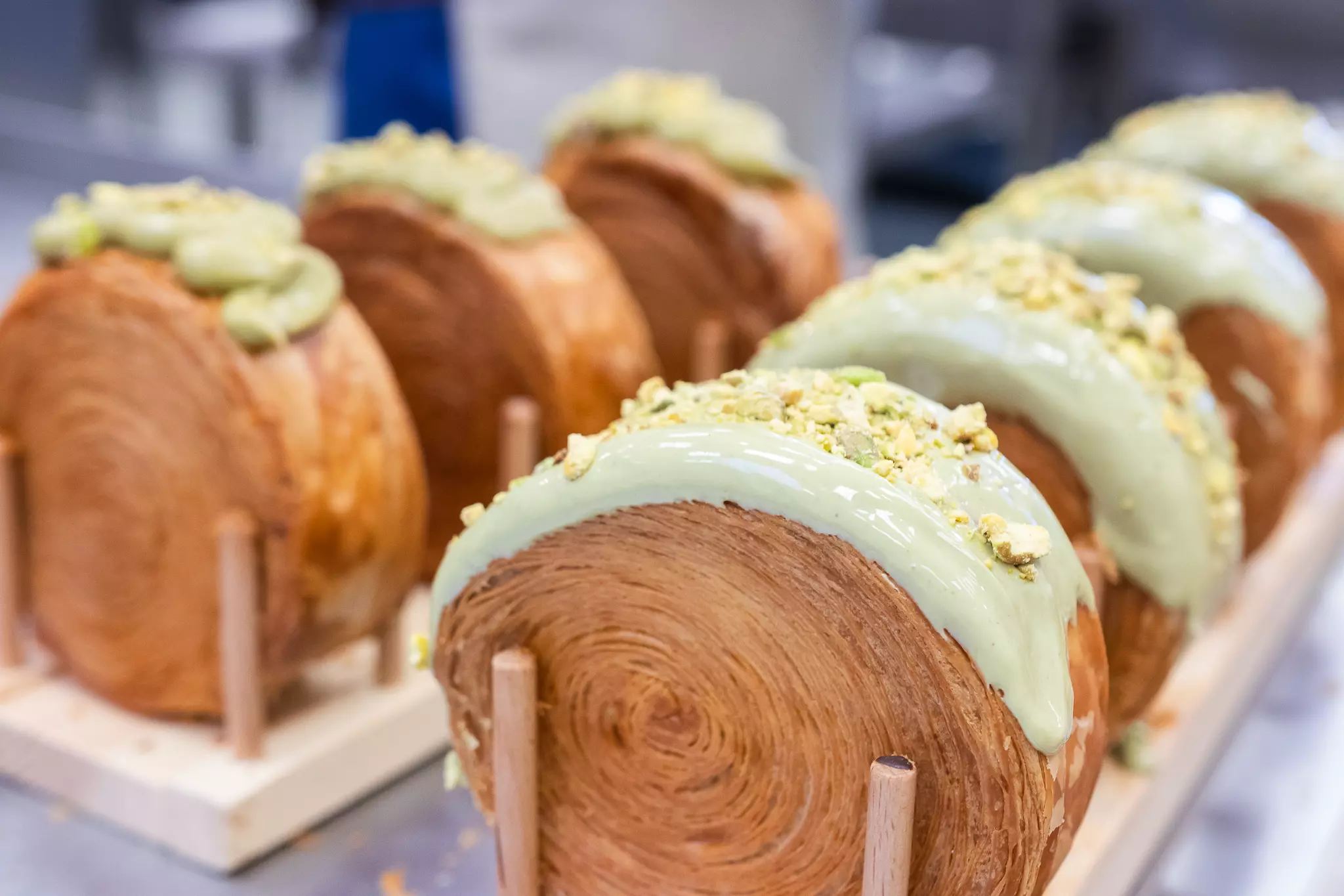Nowoczesne croissanty New York Rolls z czekoladą pistacjową