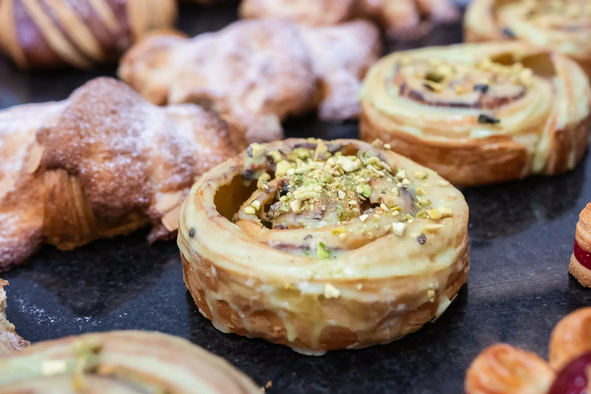 Pain aux raisins wypiek z ciasta półfrancuskiego z polewą i pistacjami