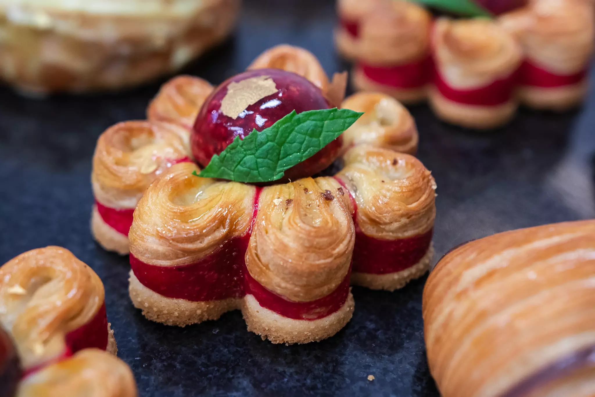Raspberry flower kwiat z ciasta laminowanego z galaretką malinową