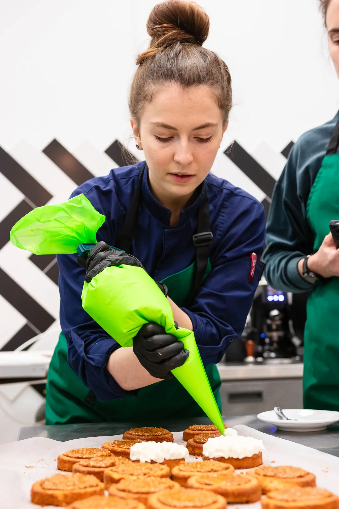 Zuzanna Sznajderowicz - trenerka w Szkole Artystycznej Wiesława Kuci w Lublinie podczas warsztatów cukierniczych