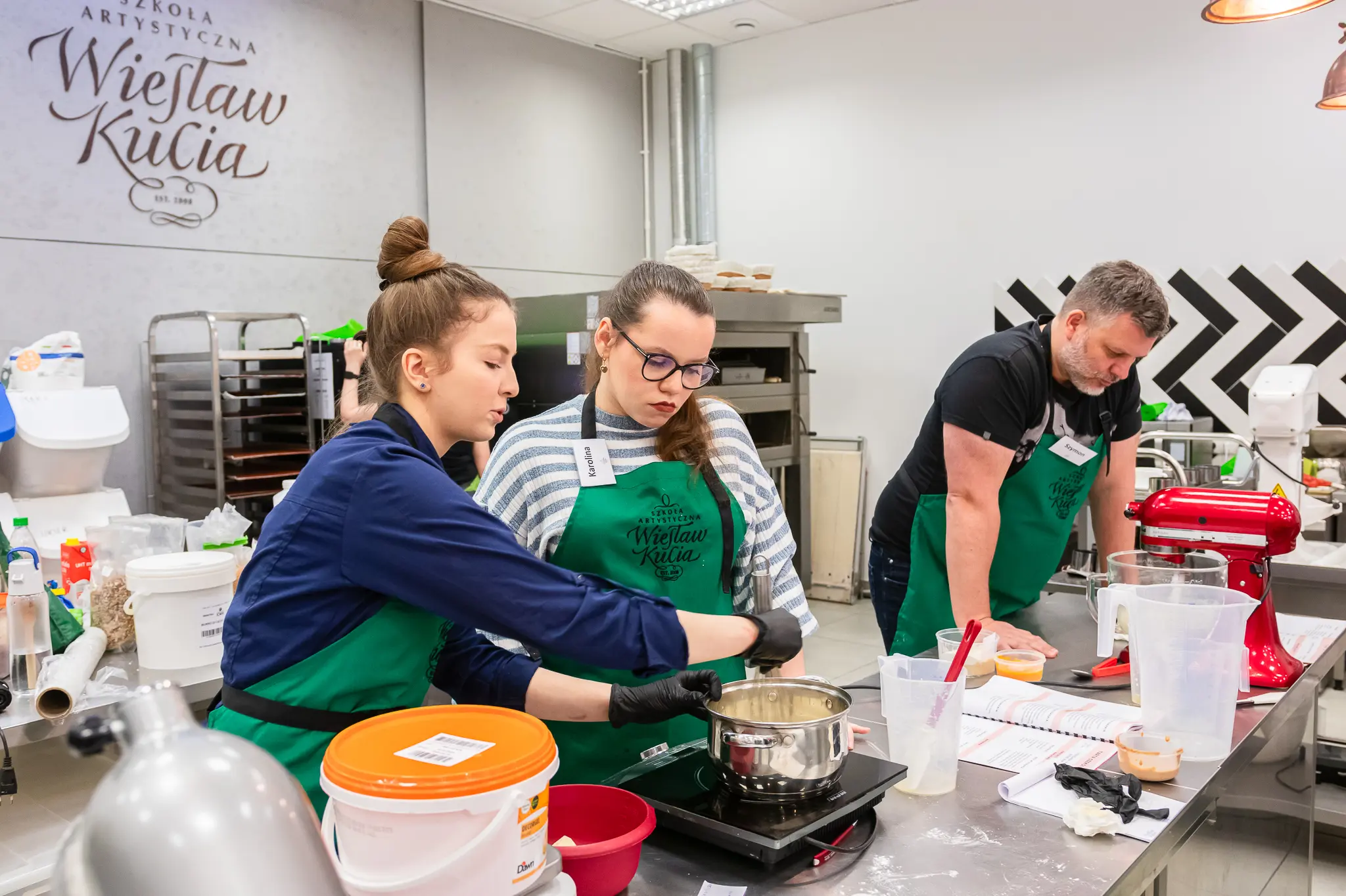 Zuzanna Sznajderowicz - trenerka w Szkole Artystycznej Wiesława Kuci w Lublinie podczas warsztatów cukierniczych