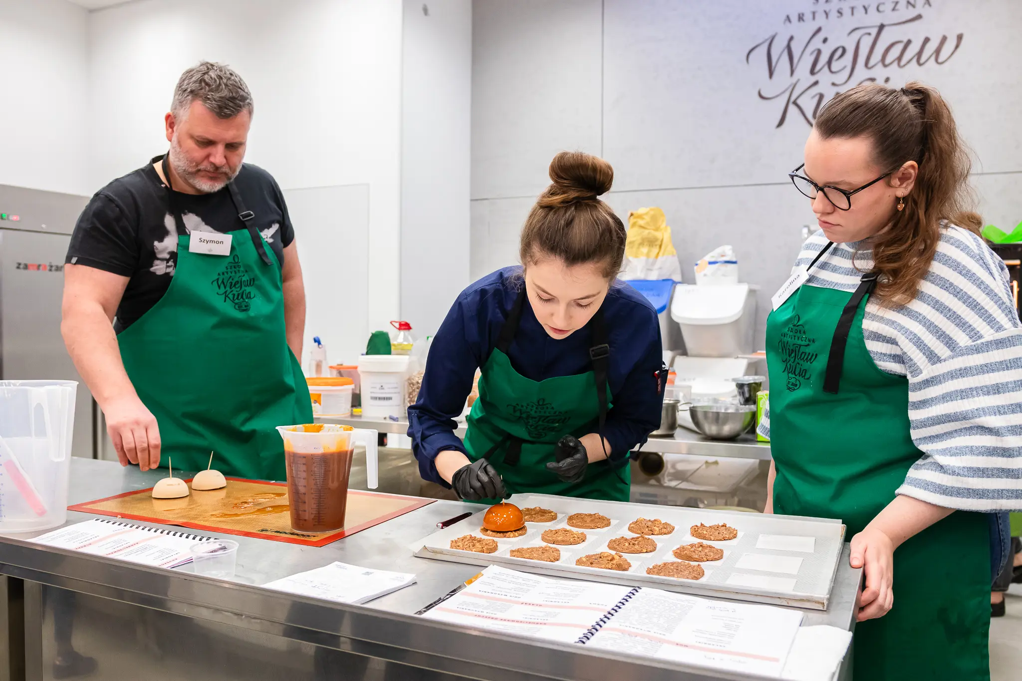 Zuzanna Sznajderowicz - trenerka w Szkole Artystycznej Wiesława Kuci w Lublinie podczas warsztatów cukierniczych