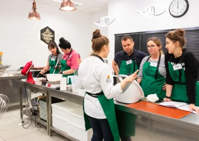 Zuzanna Sznajderowicz - trenerka w Szkole Artystycznej Wiesława Kuci w Lublinie podczas warsztatów cukierniczych