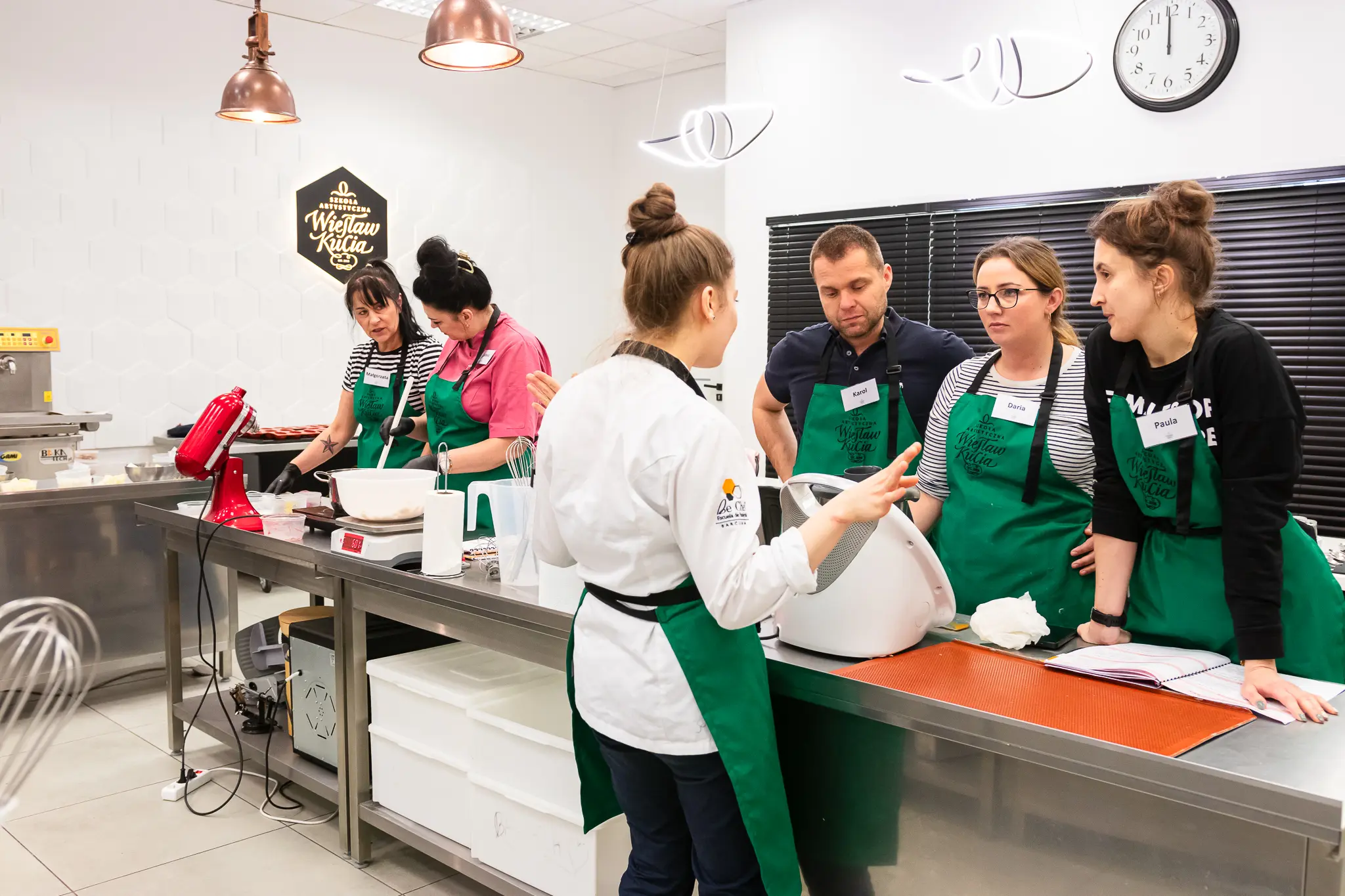 Zuzanna Sznajderowicz - trenerka w Szkole Artystycznej Wiesława Kuci w Lublinie podczas warsztatów cukierniczych