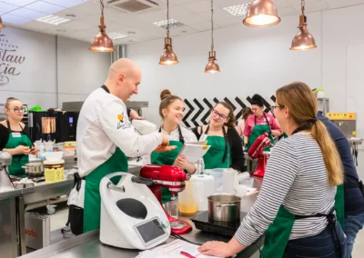 Zuzanna Sznajderowicz i Kacper Barzyk - trenerzy w Szkole Artystycznej Wiesława Kuci w Lublinie podczas warsztatów cukierniczych