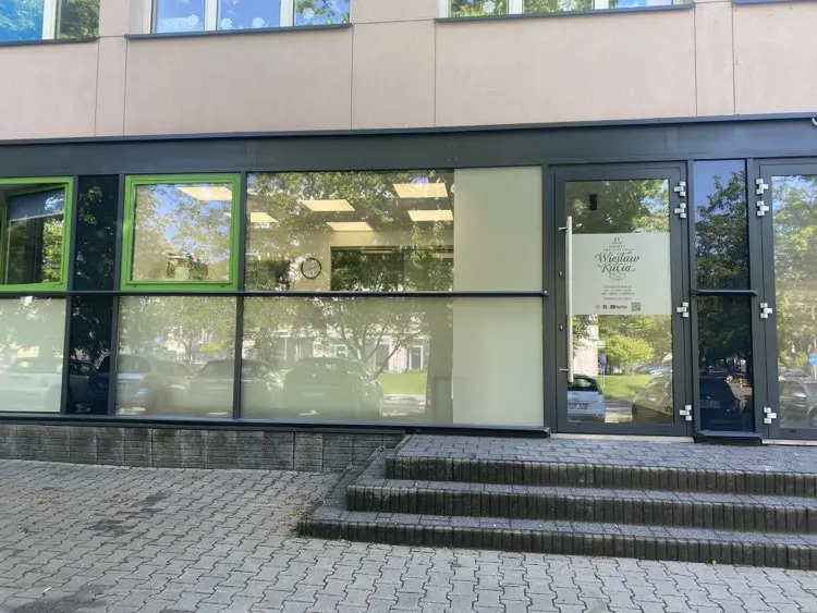 Wejście do Szkoły Artystycznej obok Piekarni Artystycznej