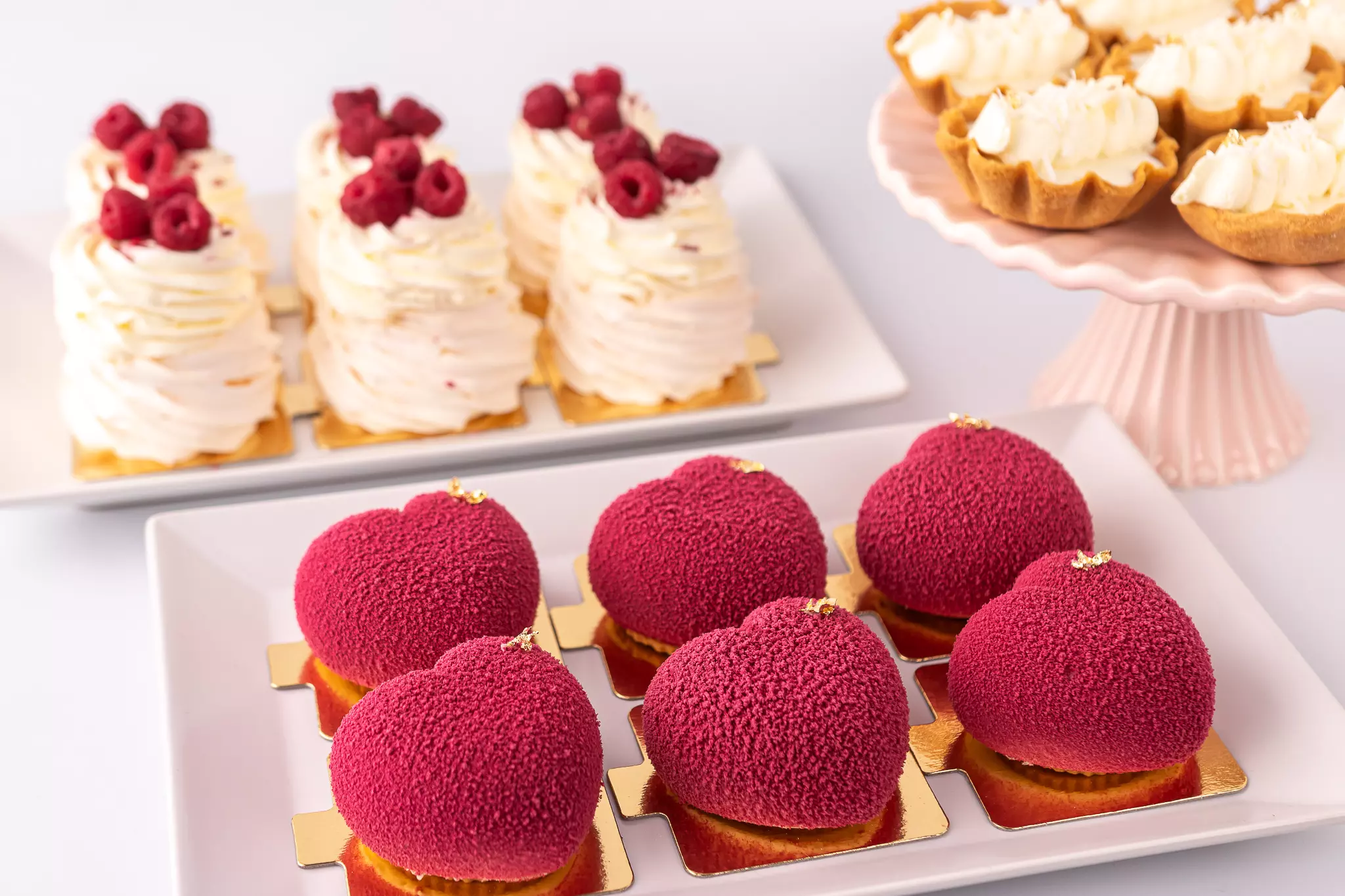 Musowe desery w kształcie serca z czerwonym zamszem