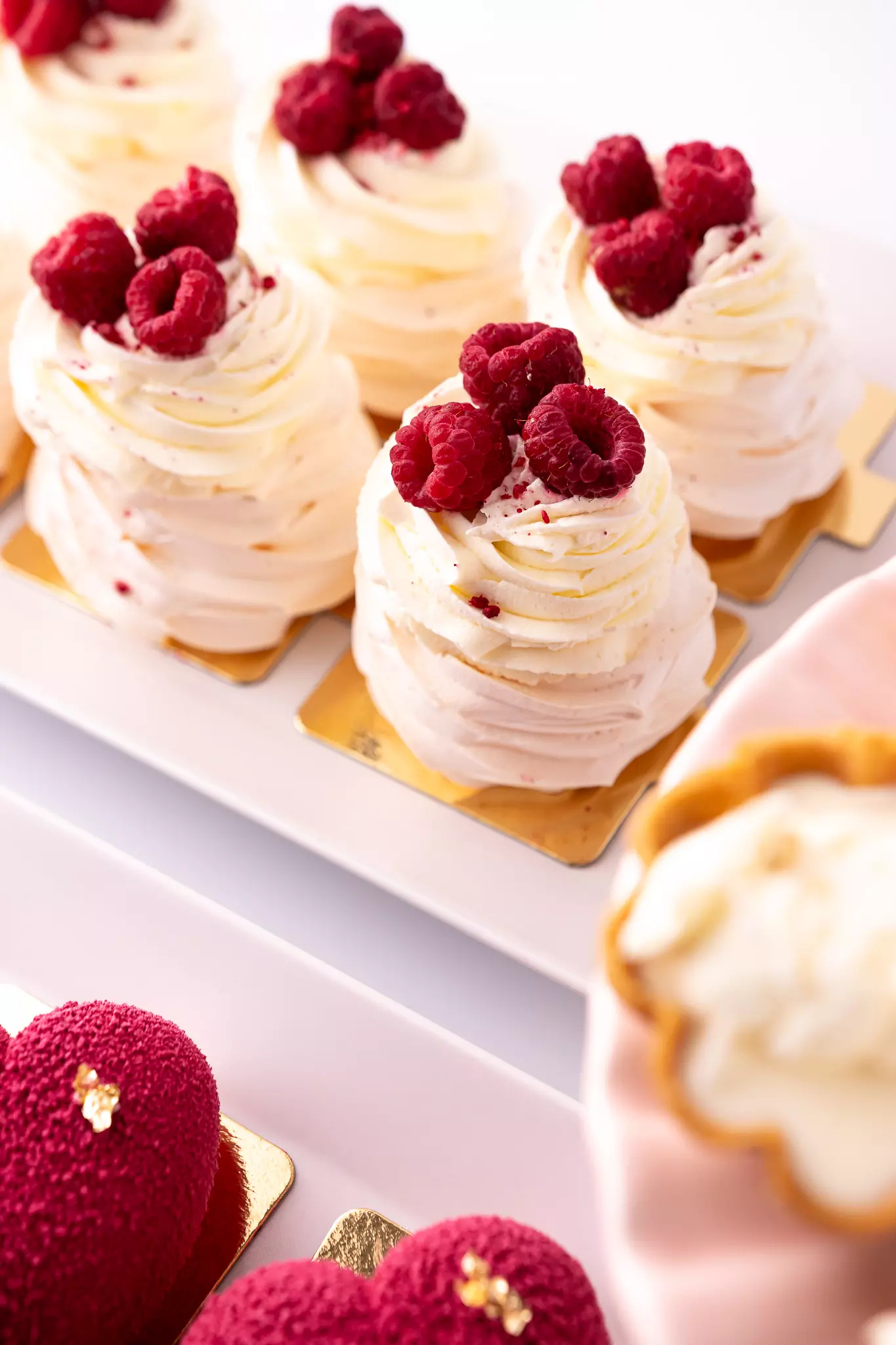 Mini torciki bezowe z malinami