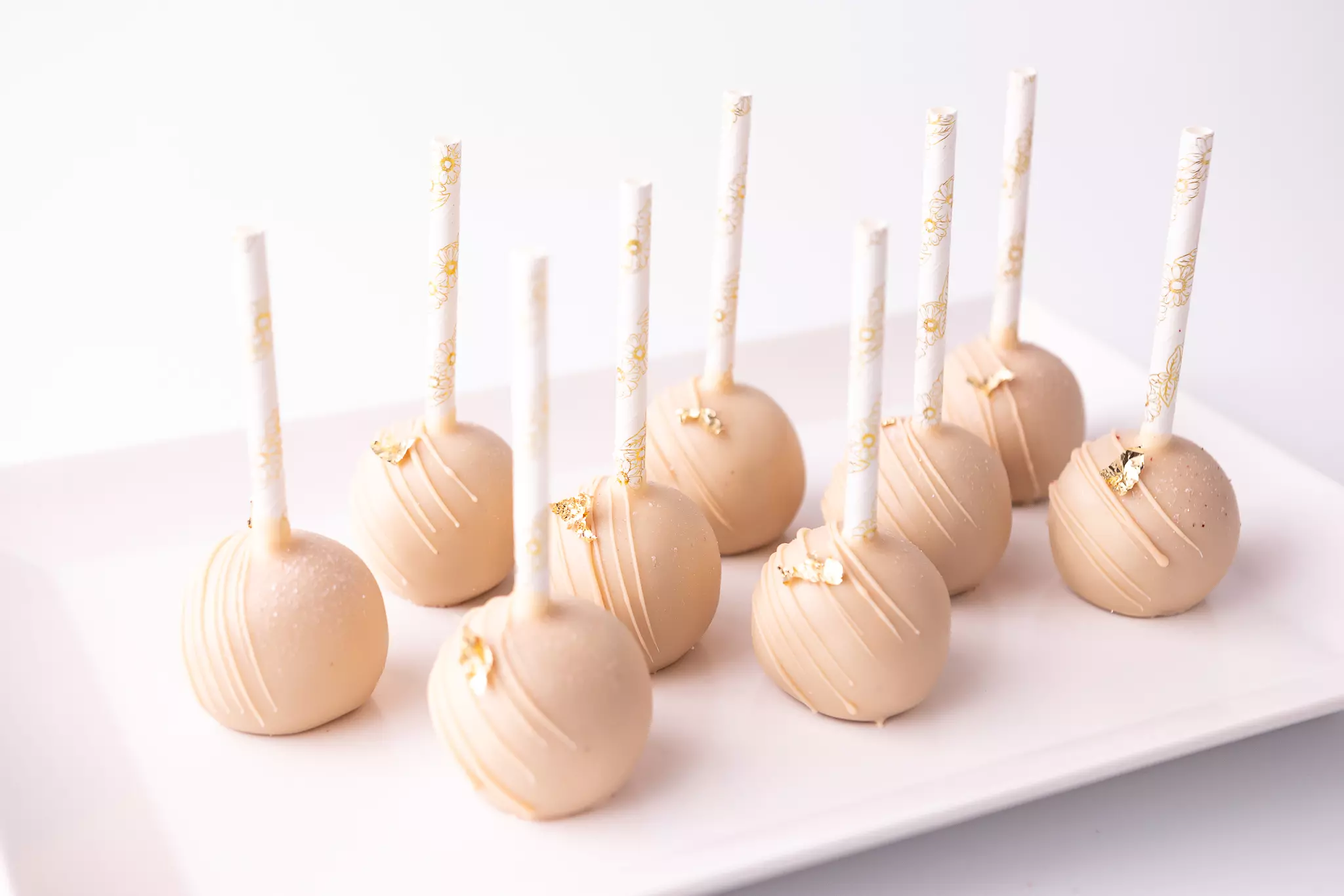 Cake popsy pastelowe z czekoladą i złotem jadalnym