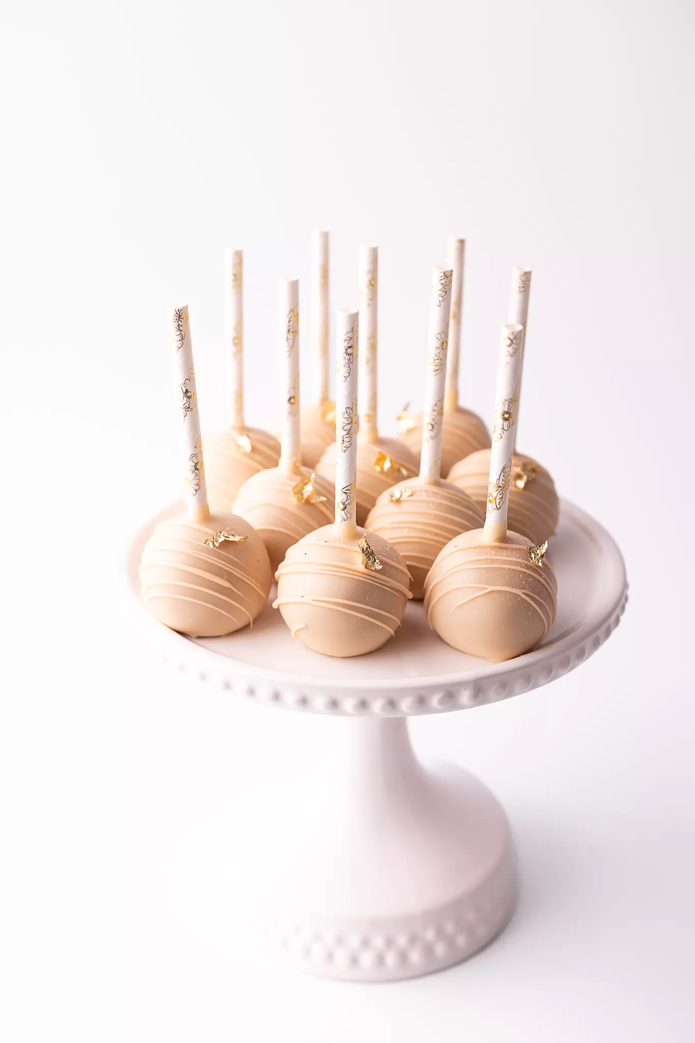 Cake popsy pastelowe z czekoladą i złotem jadalnym