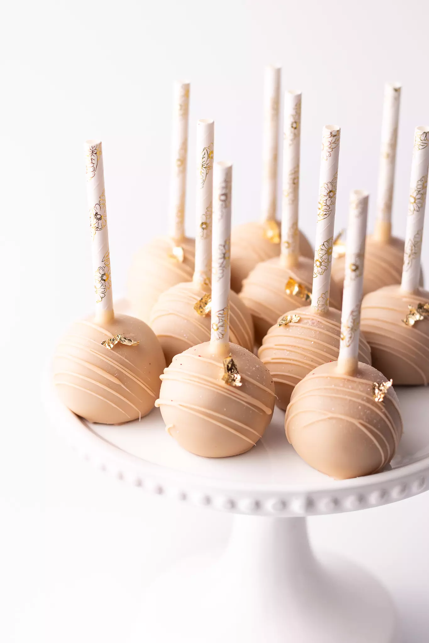 Cake popsy pastelowe z czekoladą i złotem jadalnym