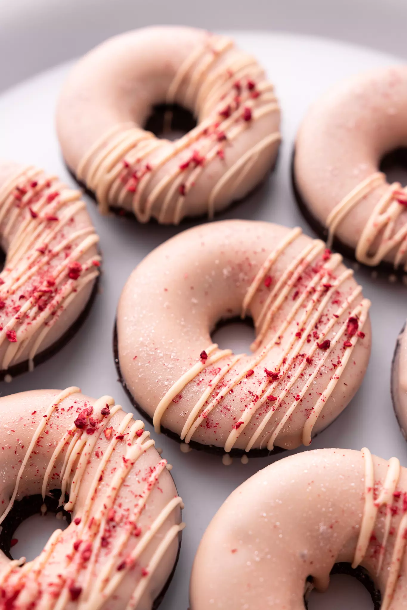 Dunuty dekoracyjne z różową polewą na słodki stół komunijny i weselny