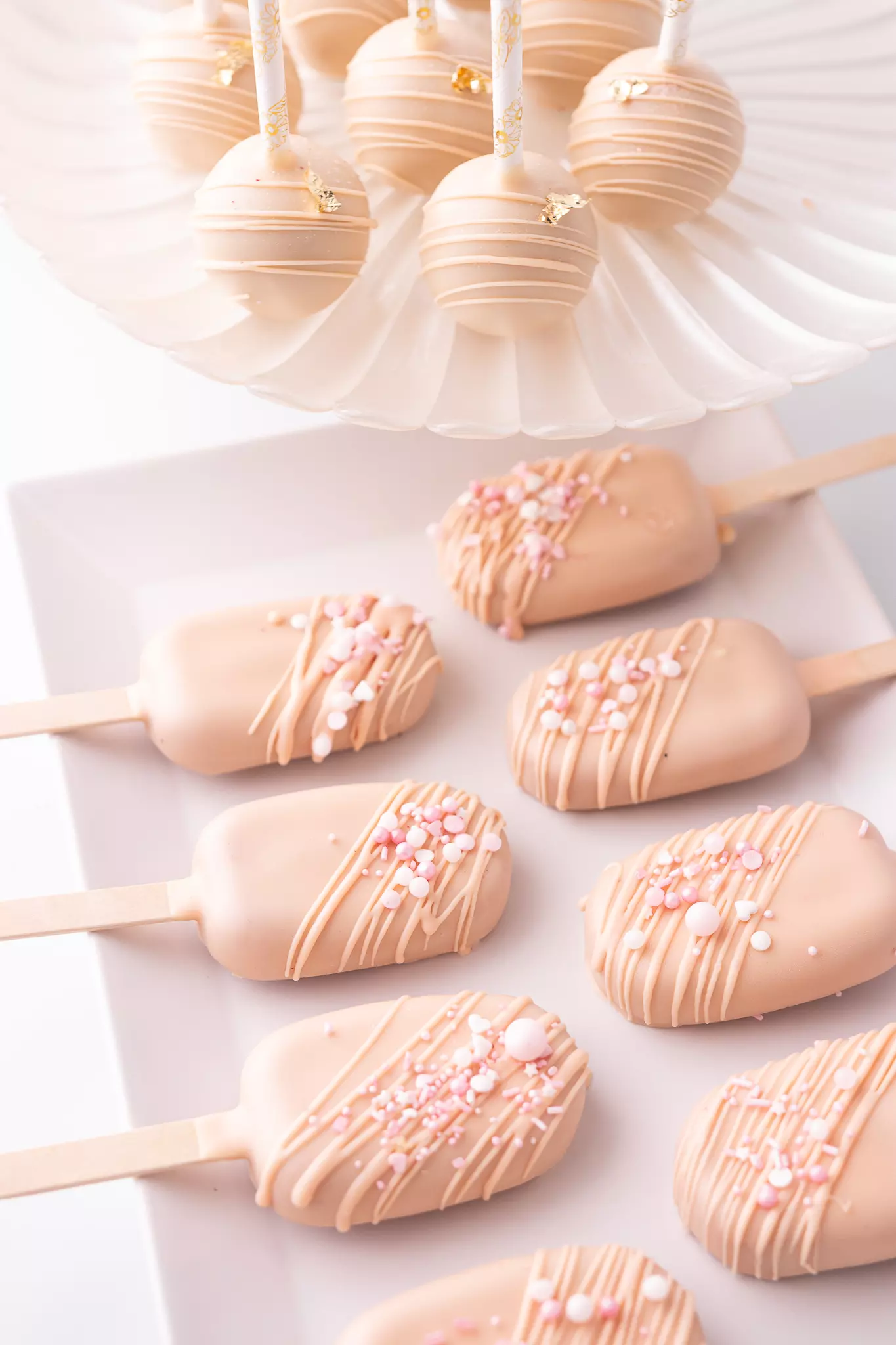 Cakesicles malinowe z posypką jako deser na weselny i komunijny candy bar